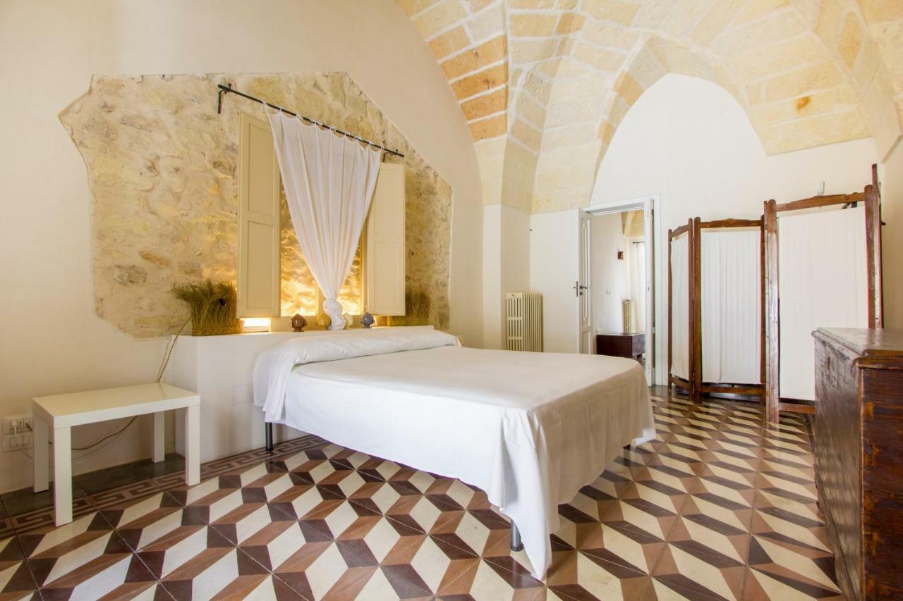 Explore The Historic City On Foot From An Old Town House Lecce Exterior foto